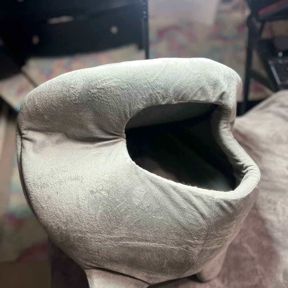 Cat bed with cat ears